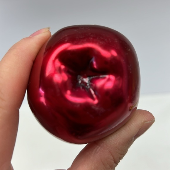 Vintage aluminum red apple paperweight - Picture 3 of 5